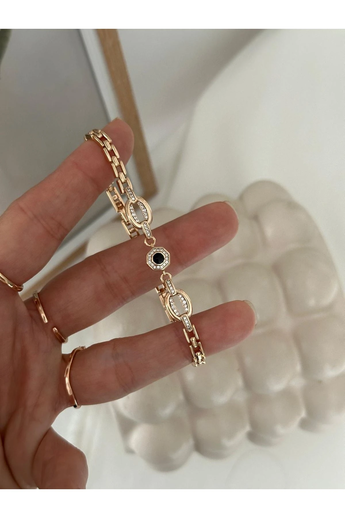 18K Rose Gold Renkli Marka Ortası Siyah Taşlı Bileklik