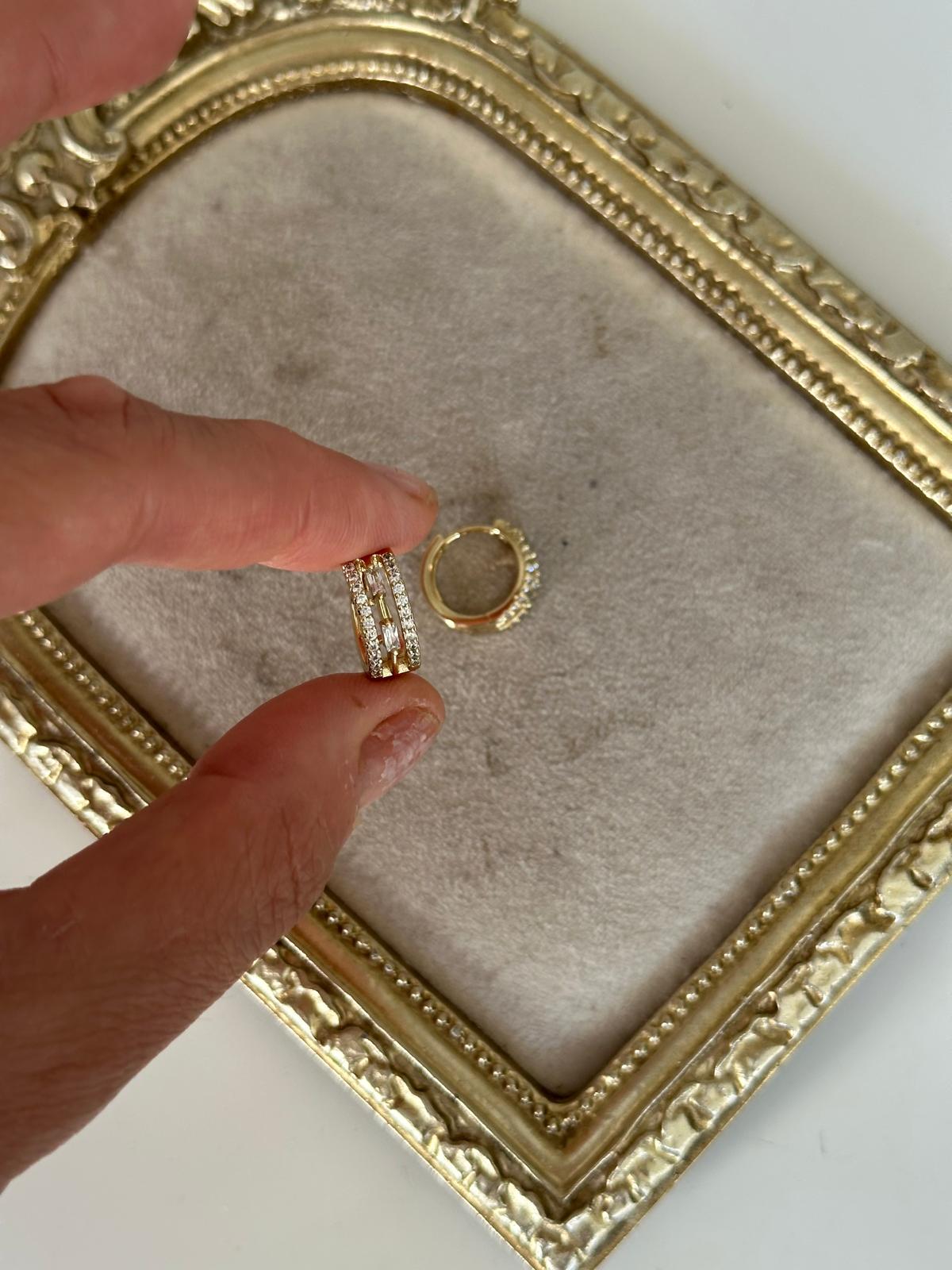 14K Gold Renkli Üçlü Görünüm Montür Ortası Şerit Kristal Taşlı Kuyum Halka Küpe