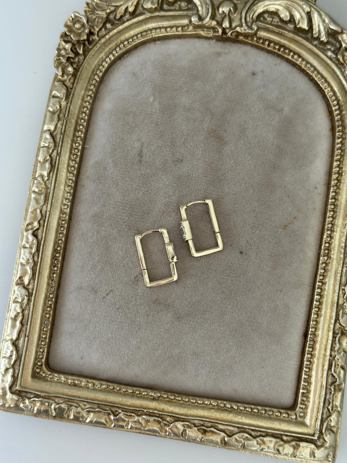 14K Gold Renkli Dikdörtgen Kesim Ortası Kristal Taşlı Küpe