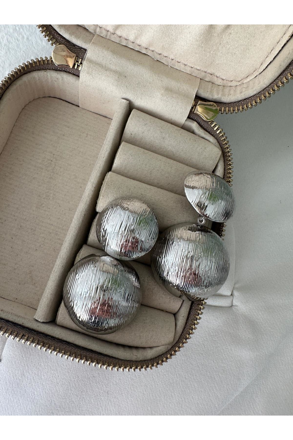 Gümüş Renkli Marka İkili Plaka Yarım Top Hafif Küpe