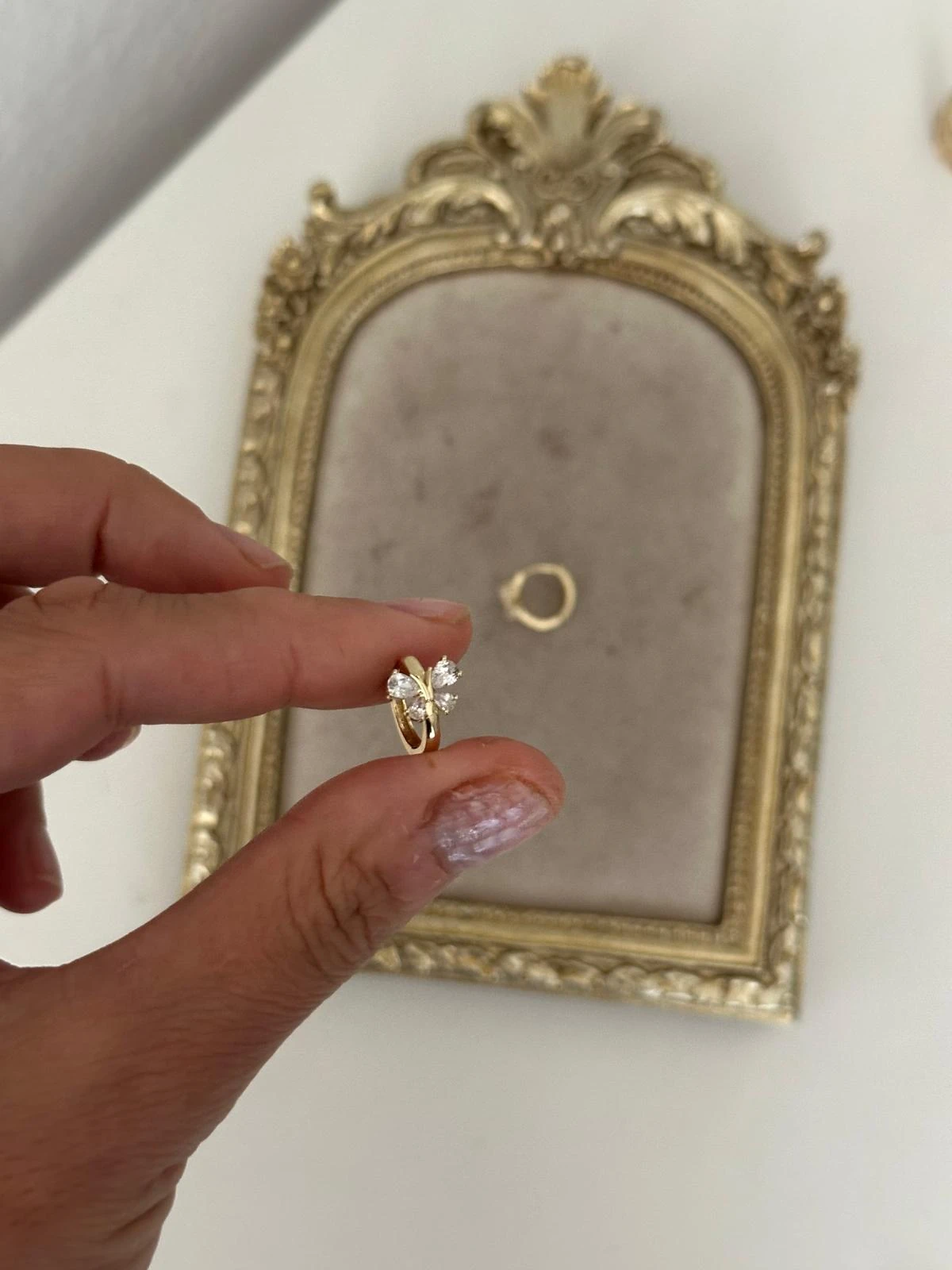 14K Gold Renkli Minimal Halka Önü Kelebek Figür Taşlı Küpe