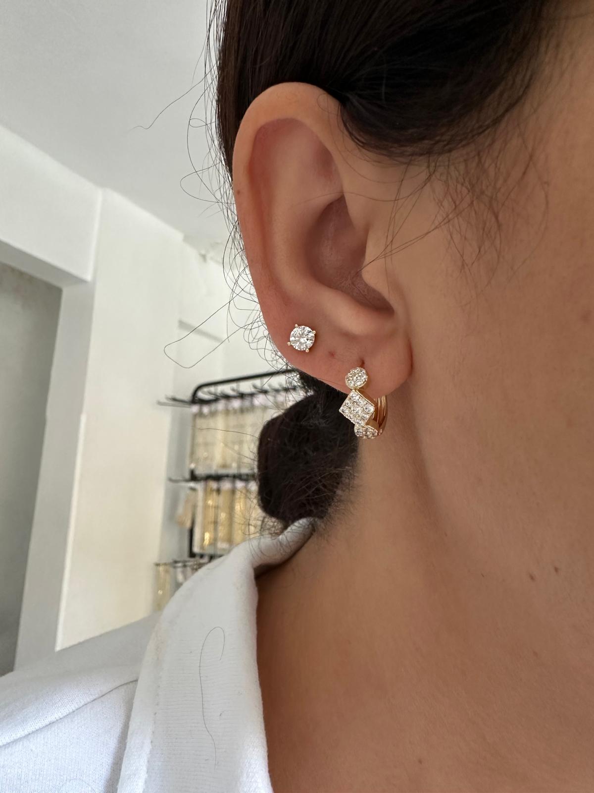 14K Gold Renkli Önü Üçgen Yuvarlak Montür Taşlı Küpe