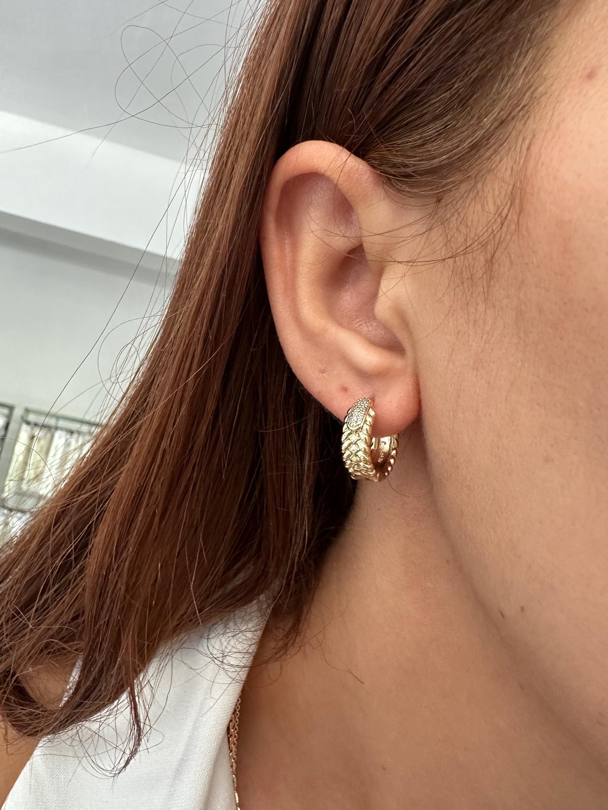 14K Gold Renkli Burgu Başak Desen Önü Örgü Başak Desen Kabartma Taşlı Küpe