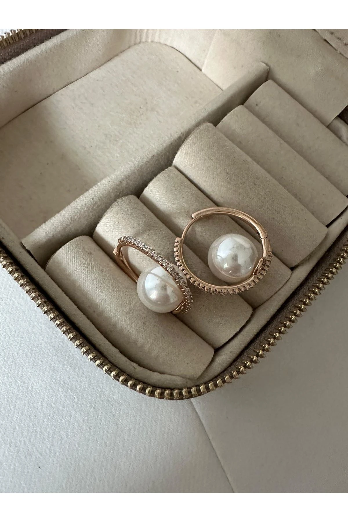 18K Rose Gold Renkli Ortası Büyük İnci Halka Taşlı Küpe