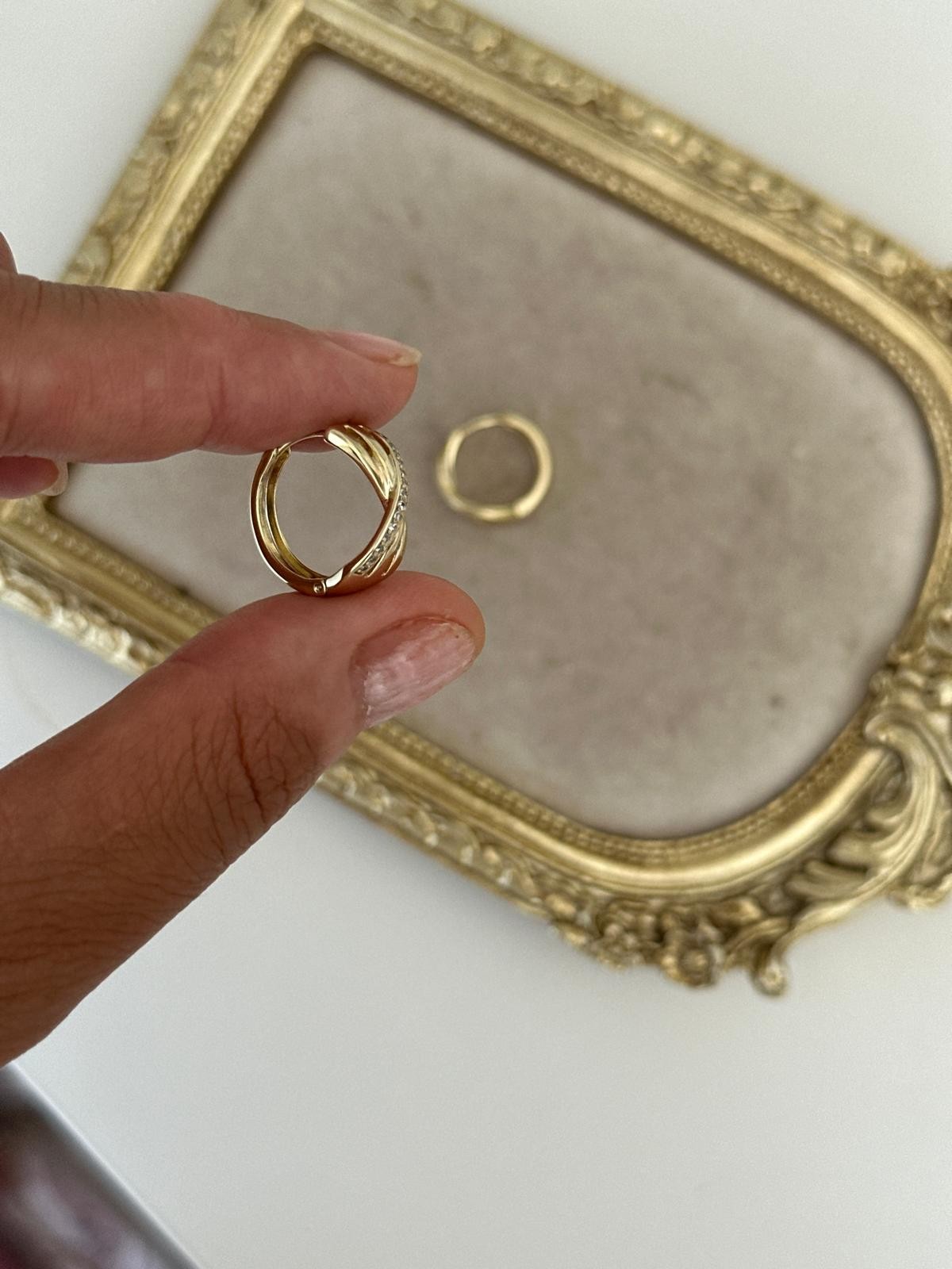 14K Gold Renkli Kuyum Kesim Önü Döner Şerit Taşlı Küpe