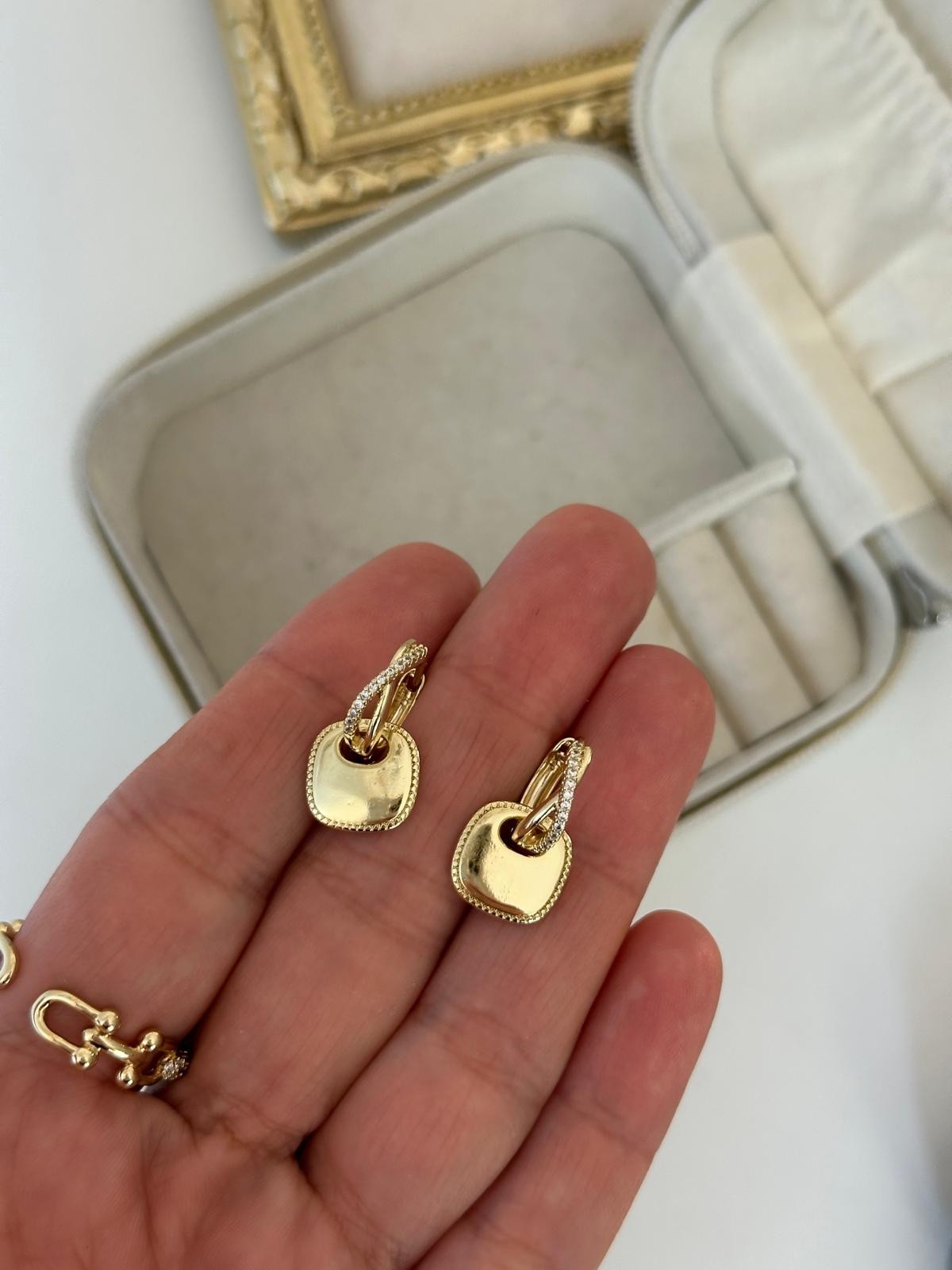 14K Gold Renkli Halka Dolama Taşlı Plaka Pul Küpe