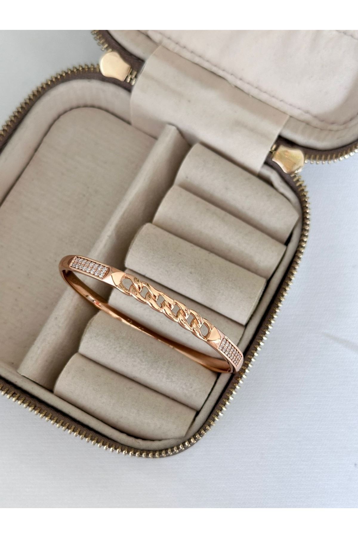18K Rose Gold Renkli Örgü İki Yanı Sıra Taşlı Kelepçe
