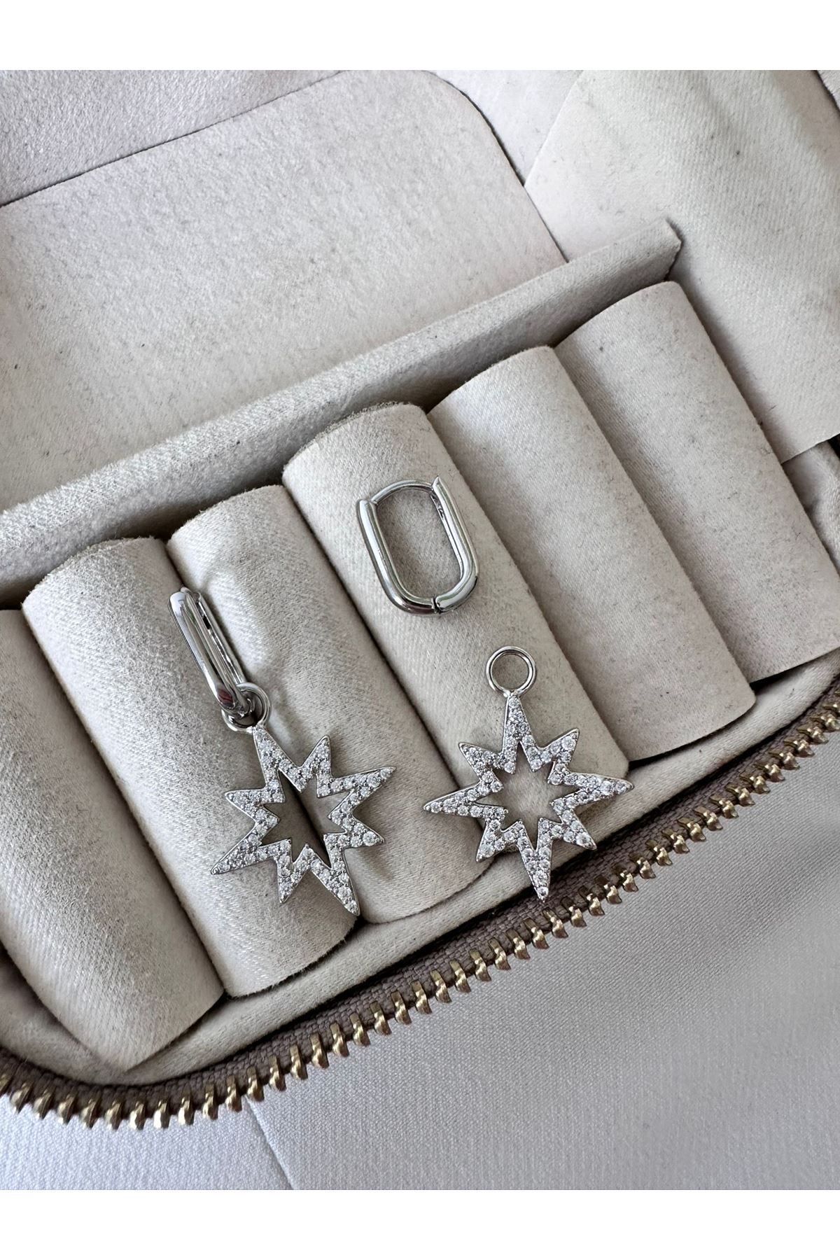 Gümüş Renkli Yıldız Taşlı Lale Form Küpe