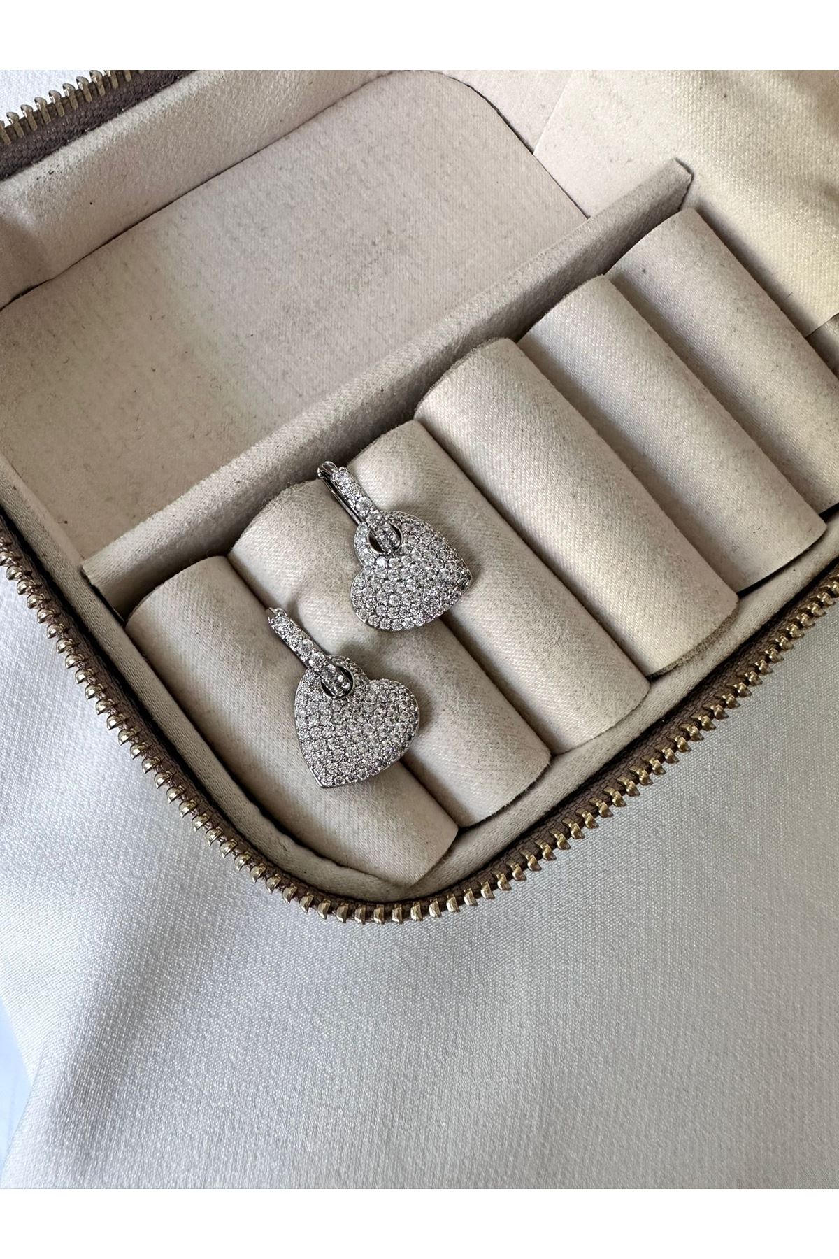 Gümüş Renkli Kalp Full Taşlı Halka Küpe