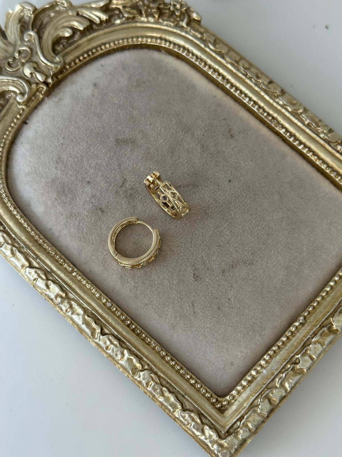 14K Gold Renkli Kuyum Halka Ortası Geometrik Taşlı Küpe