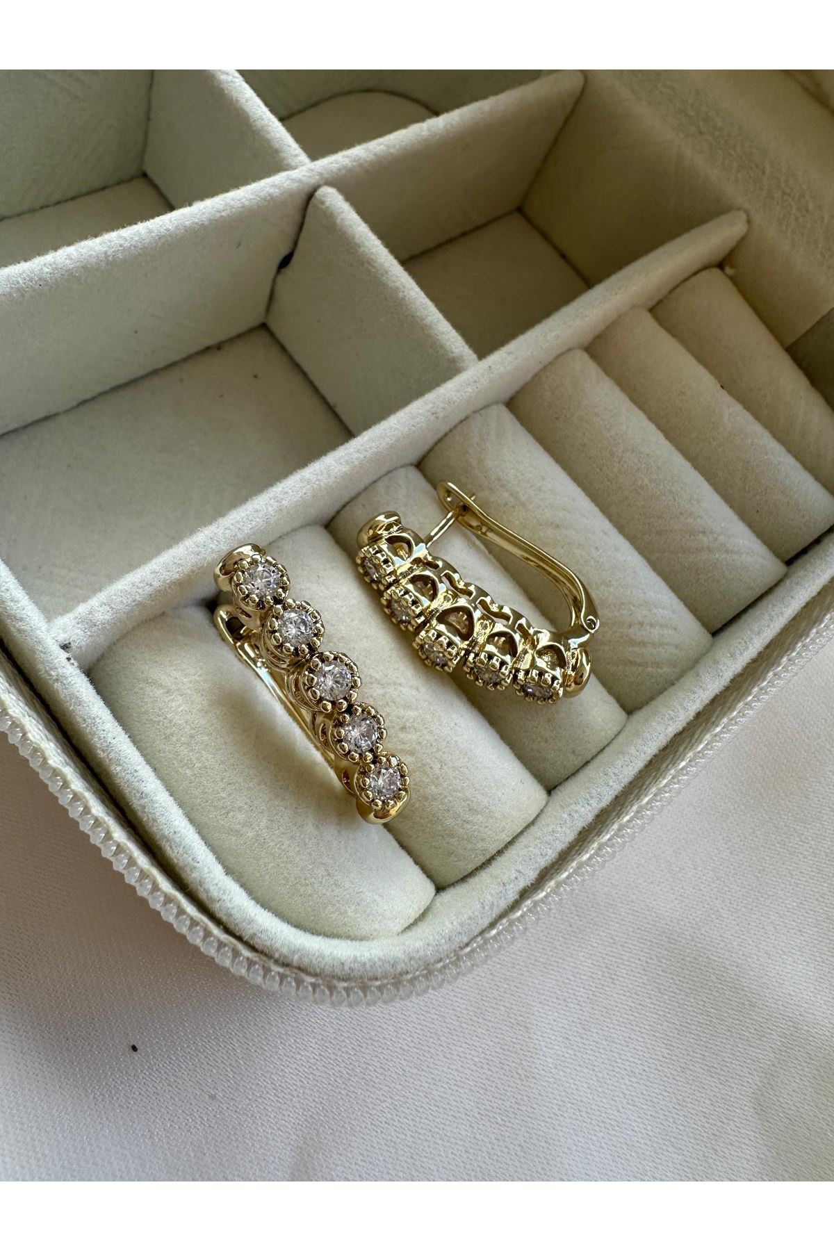 14K Gold Renkli  Lale Form Önü Beş Yuvarlak Taşlı Küpe