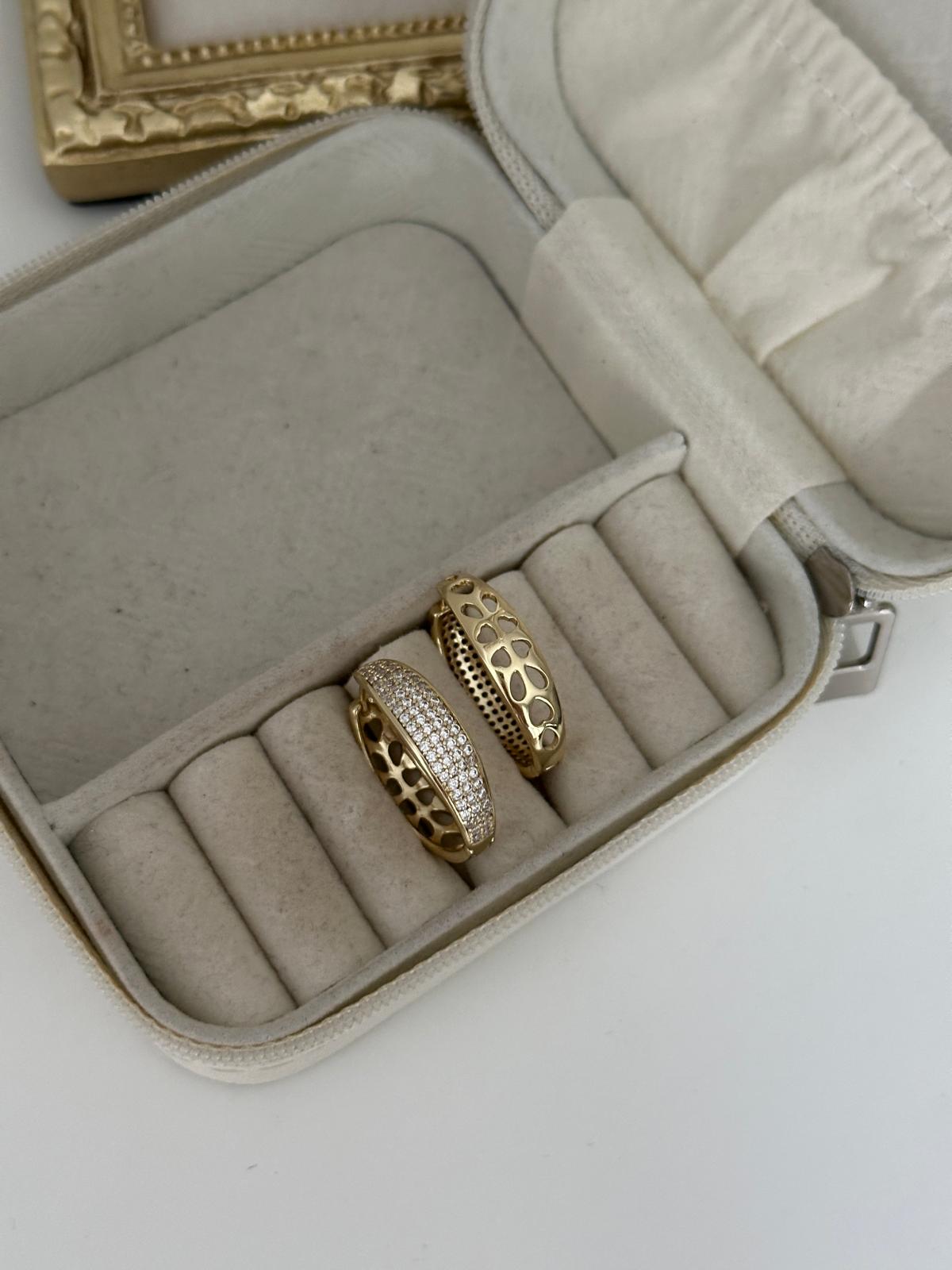 14K Gold Renkli Oval Bombeli Kesim Önü Montür Taşlı Küpe