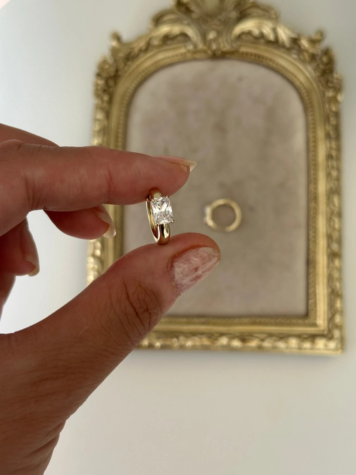 14K Gold Renkli Ortası Baget Taşlı Halka Küpe