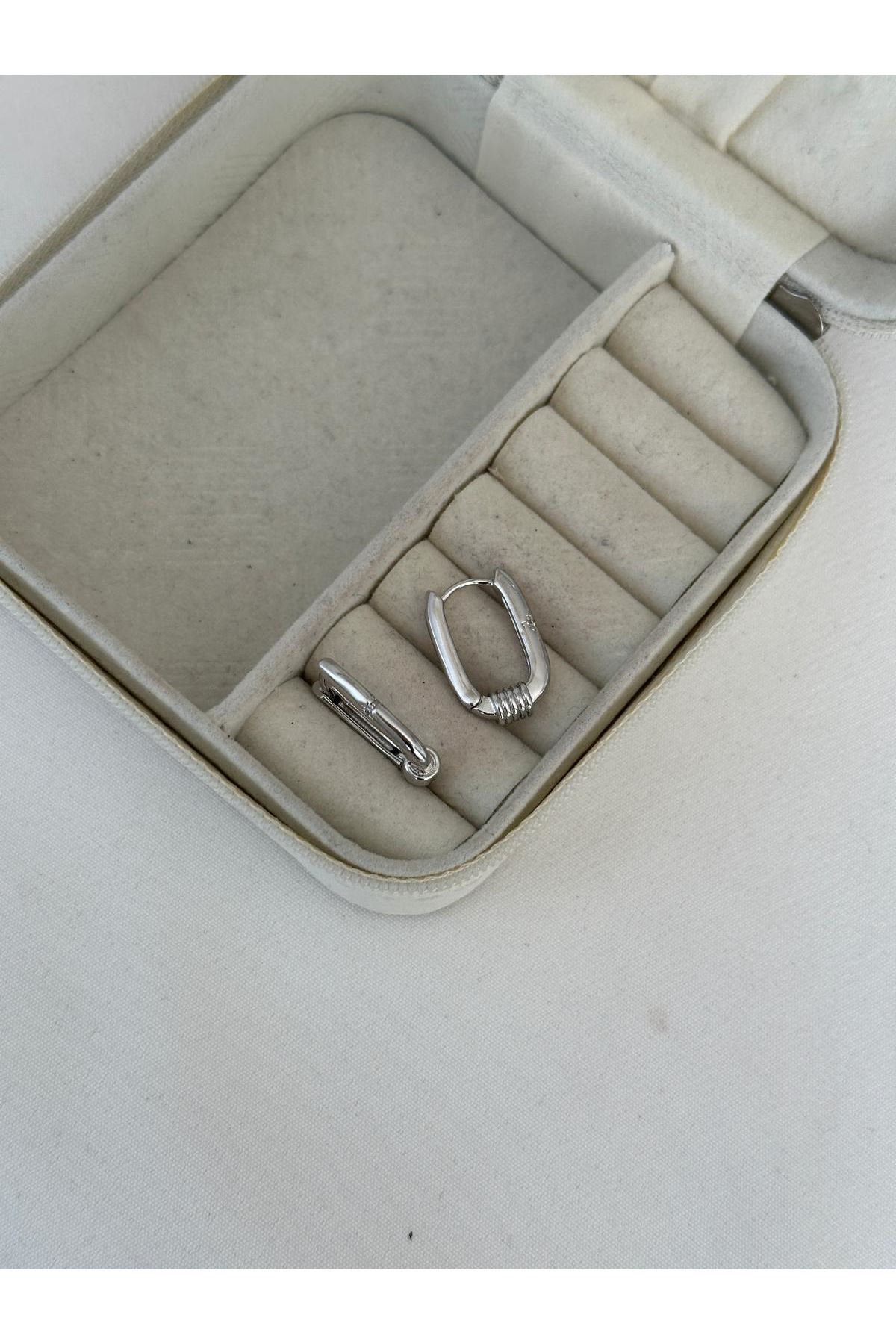 Gümüş Renkli Marka Trend Küpe