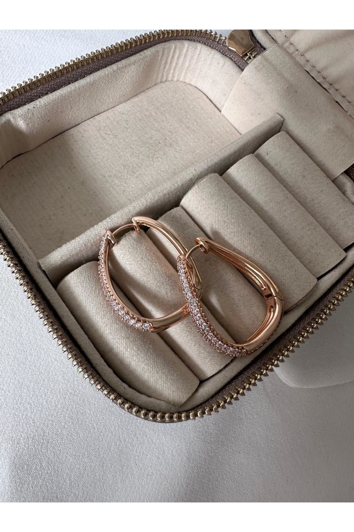 18K Rose Gold Renkli Zikzak Kesim Önü Full Gömme Taşlı Küpe