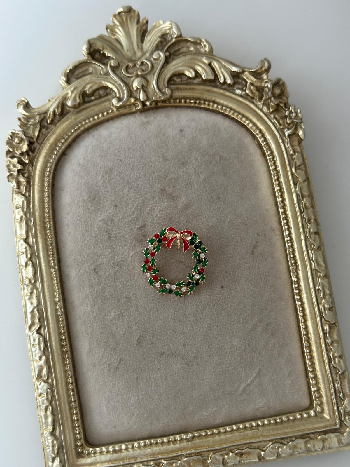 Çelenk Figürlü Yılbaşı Broşu