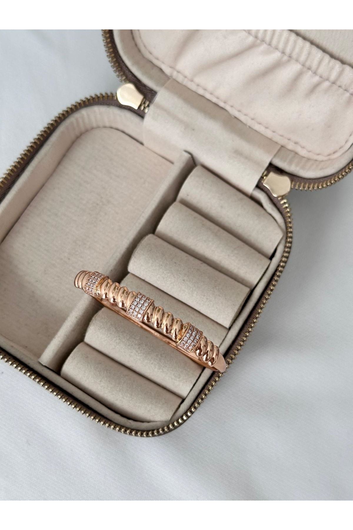 18K Rose Gold Renkli Oval Burgu Üç Kristal Taşlı Kelepçe