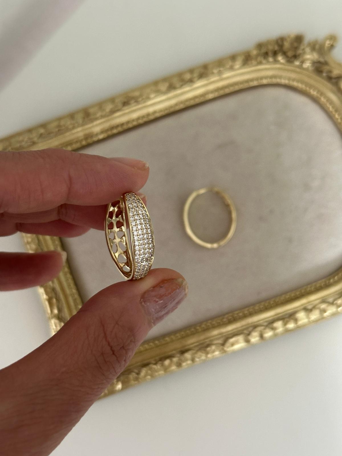 14K Gold Renkli Oval Bombeli Kesim Önü Montür Taşlı Küpe