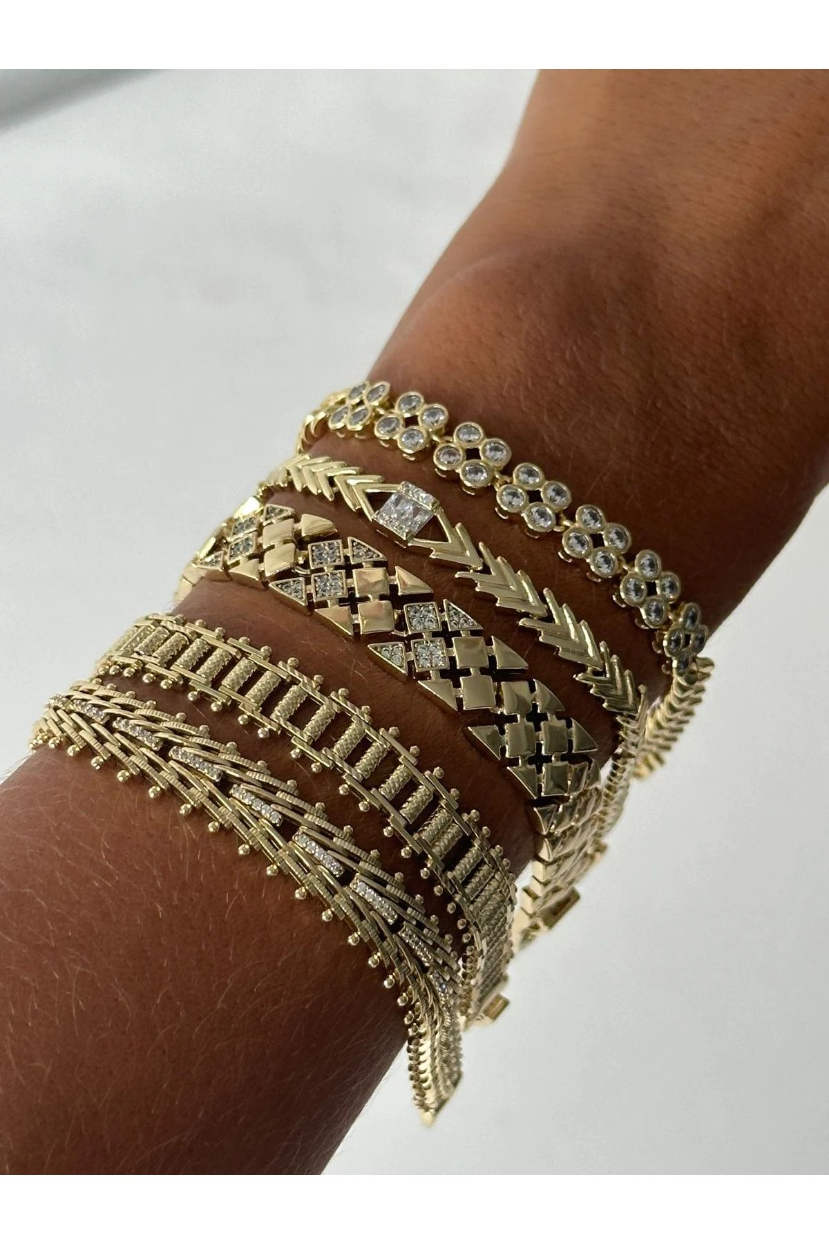 14K Gold Renkli  Marka V Kesim  Ortası Baget Montür Taşlı Bileklik