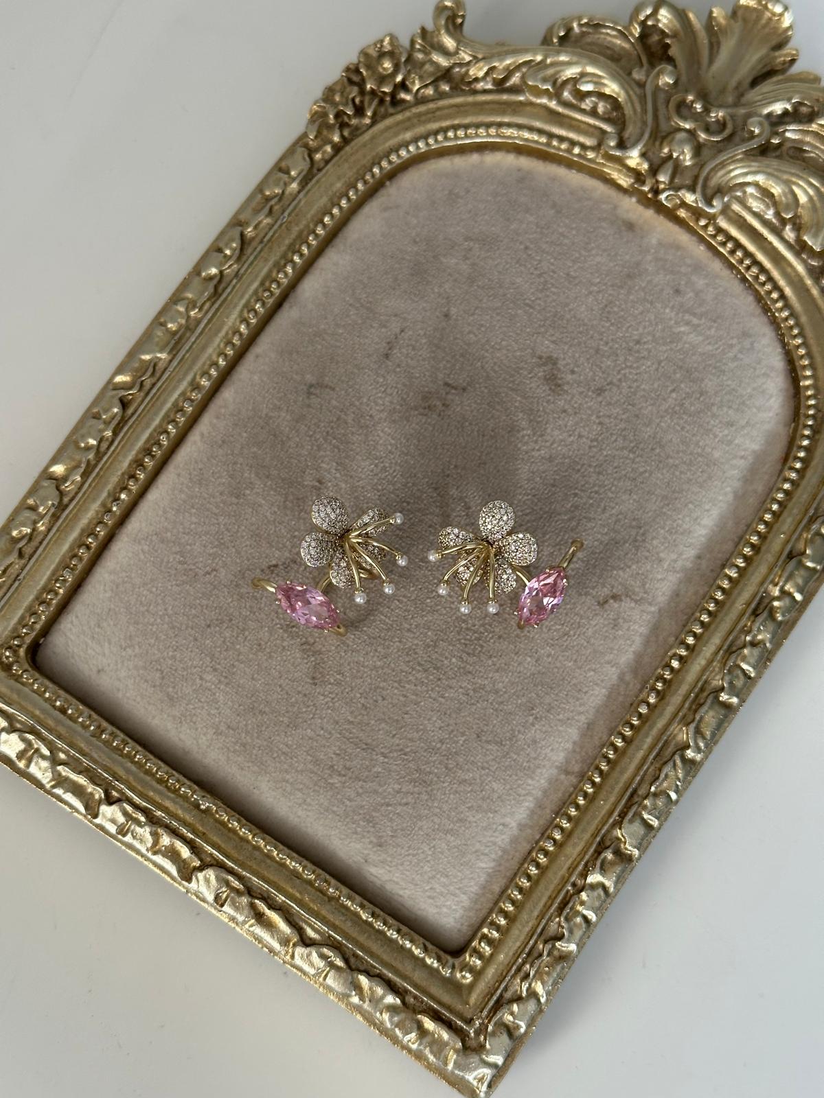 14K Gold Renkli Pembe Oval Taşlı Çiçek Çiçek Montür İnci Detaylı Tasarım Küpe