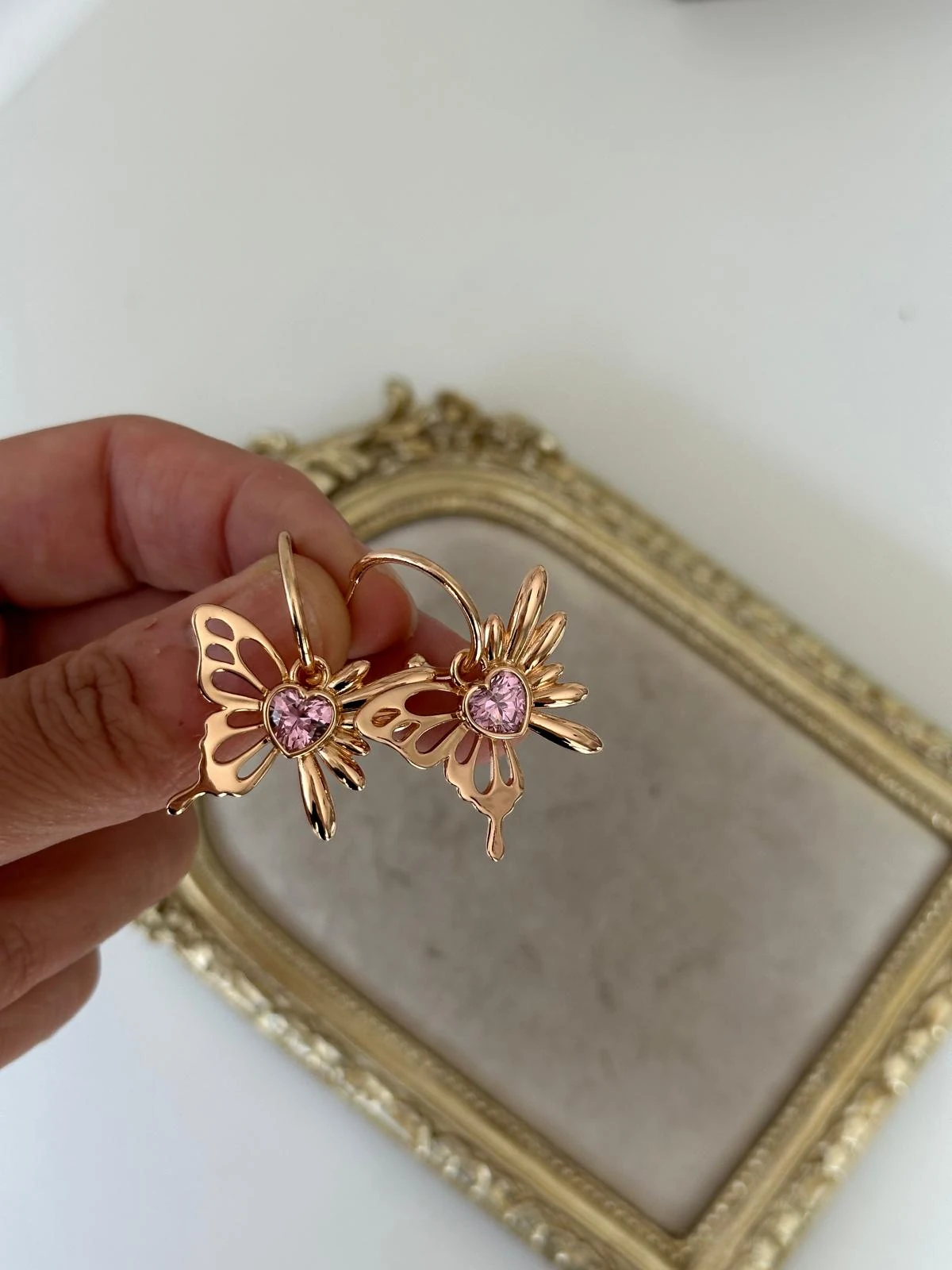 18K Rose Gold Kelebek Ortası Kalp Pembe Taşlı Küpe