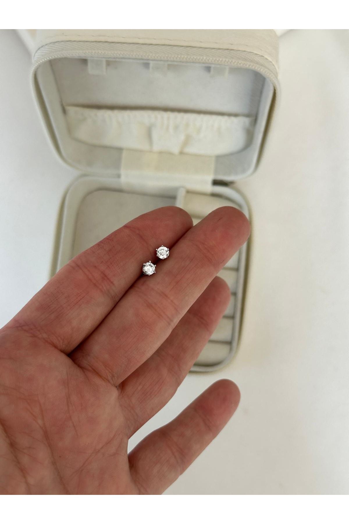 Gümüş Renkli Küçük Boy Tek Taş Küpe