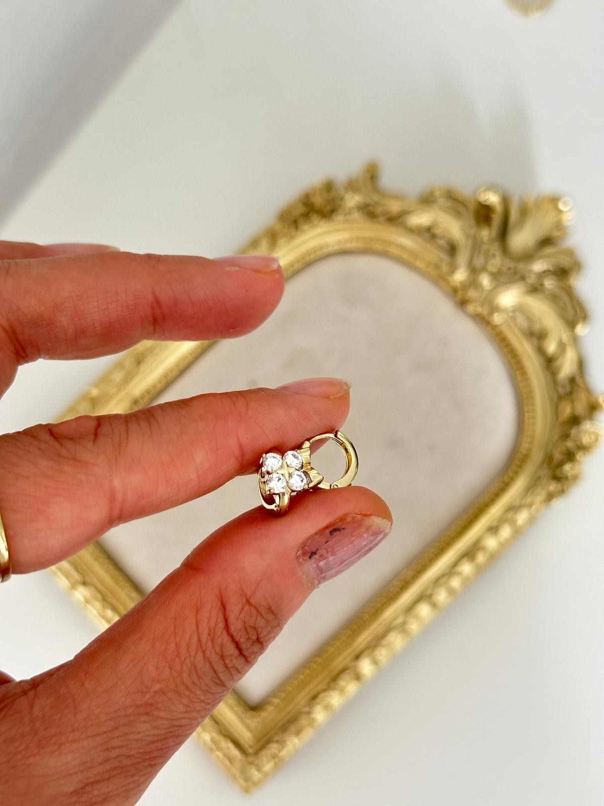 14K Gold Renkli Minimal Ççiçek Ortası Yıldız Taşlı Halka Küpe