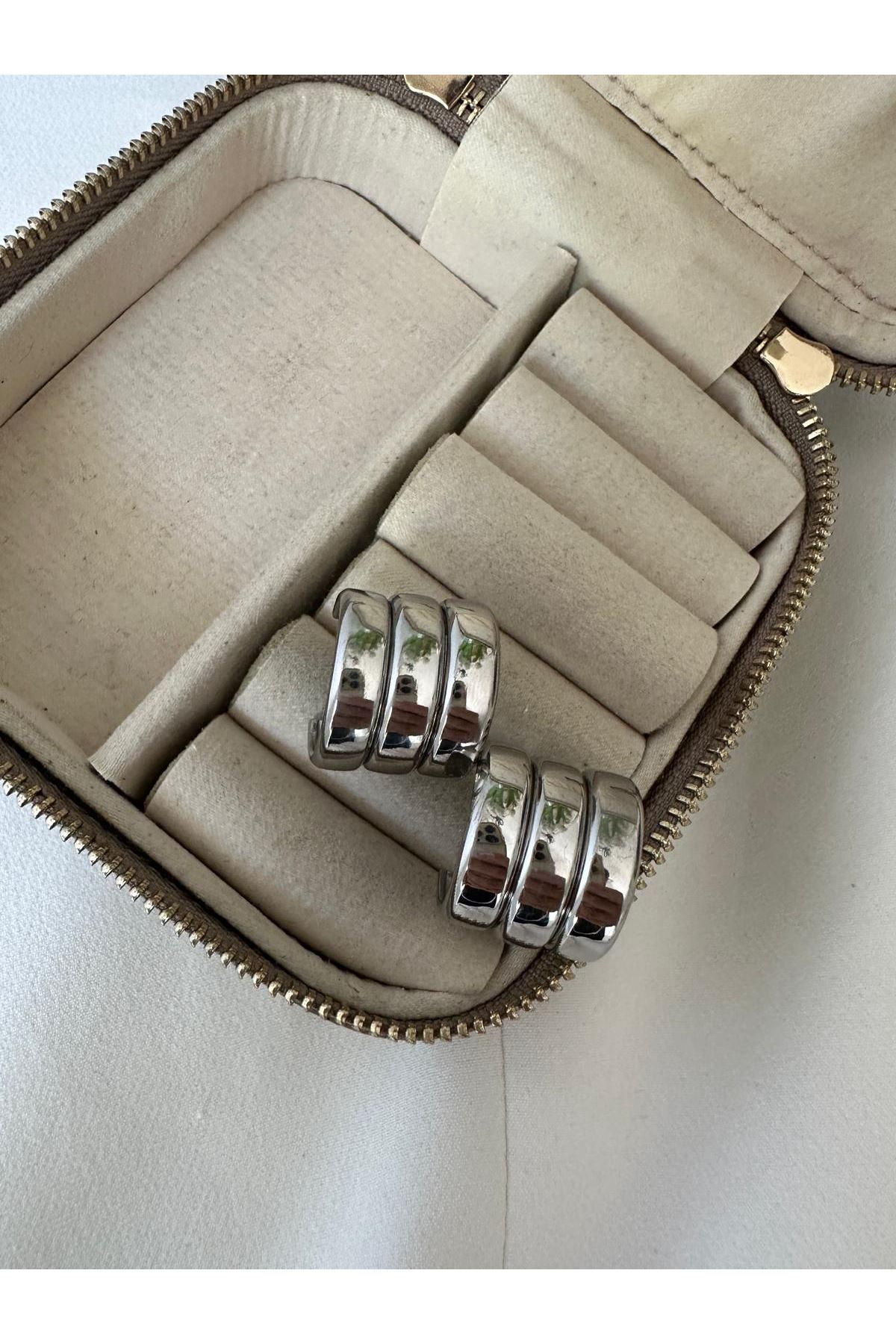 Gümüş Renkli Marka Üç Kulak Deliği Görünümlü Halka Küpe