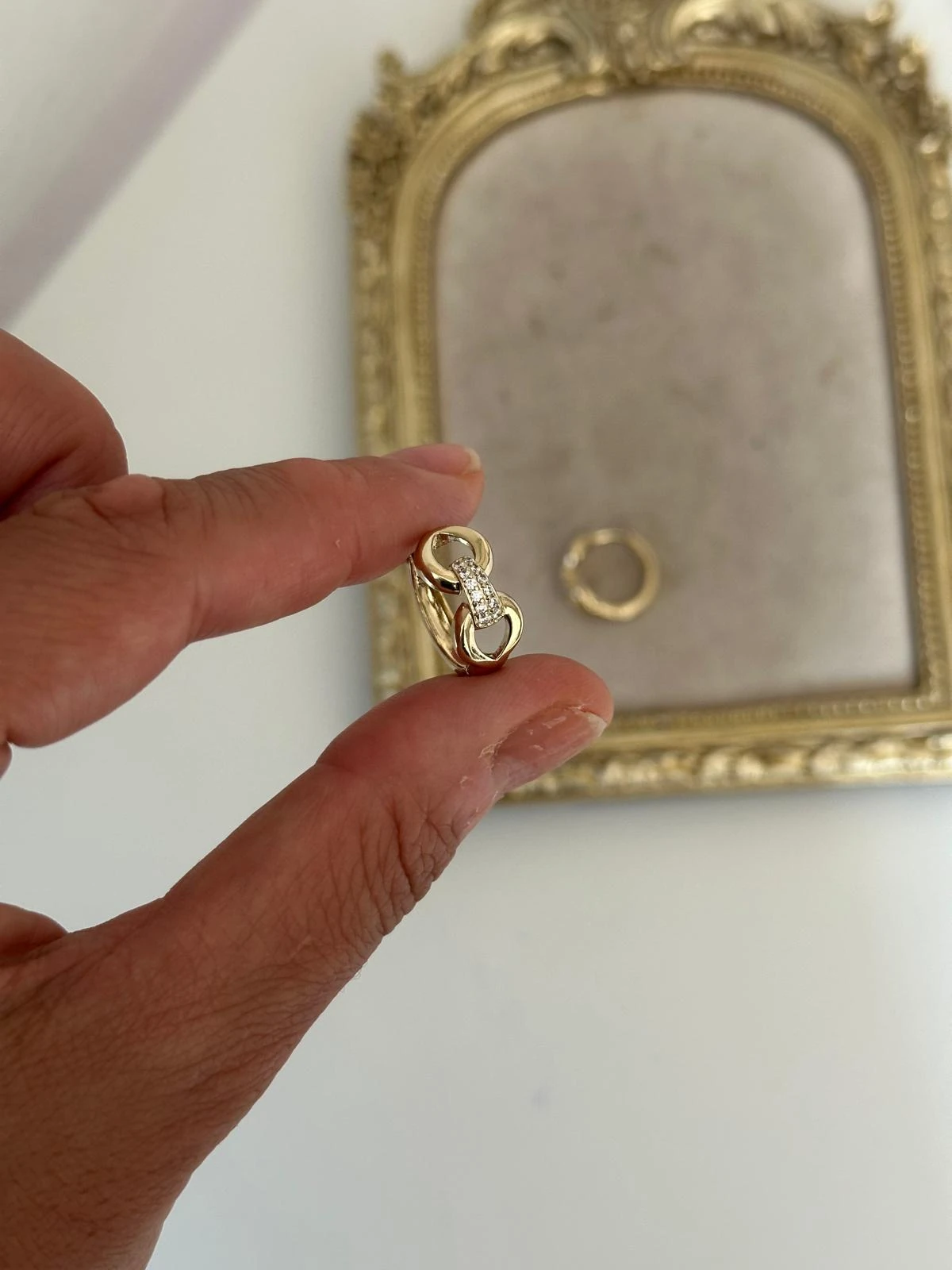 14K Gold Renkli Oval Ortası Montür Taş Geçmeli Kuyum HalkaKüpe