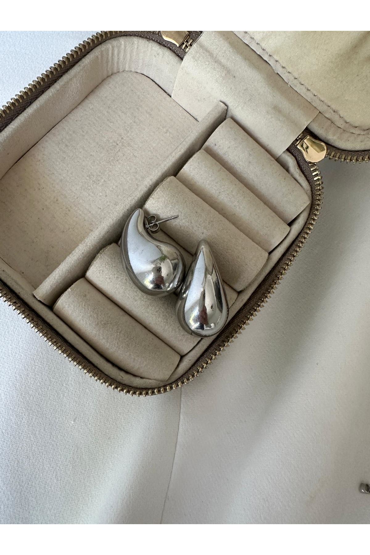 Gümüş Renkli Marka Bottega Orta Boy Küpe