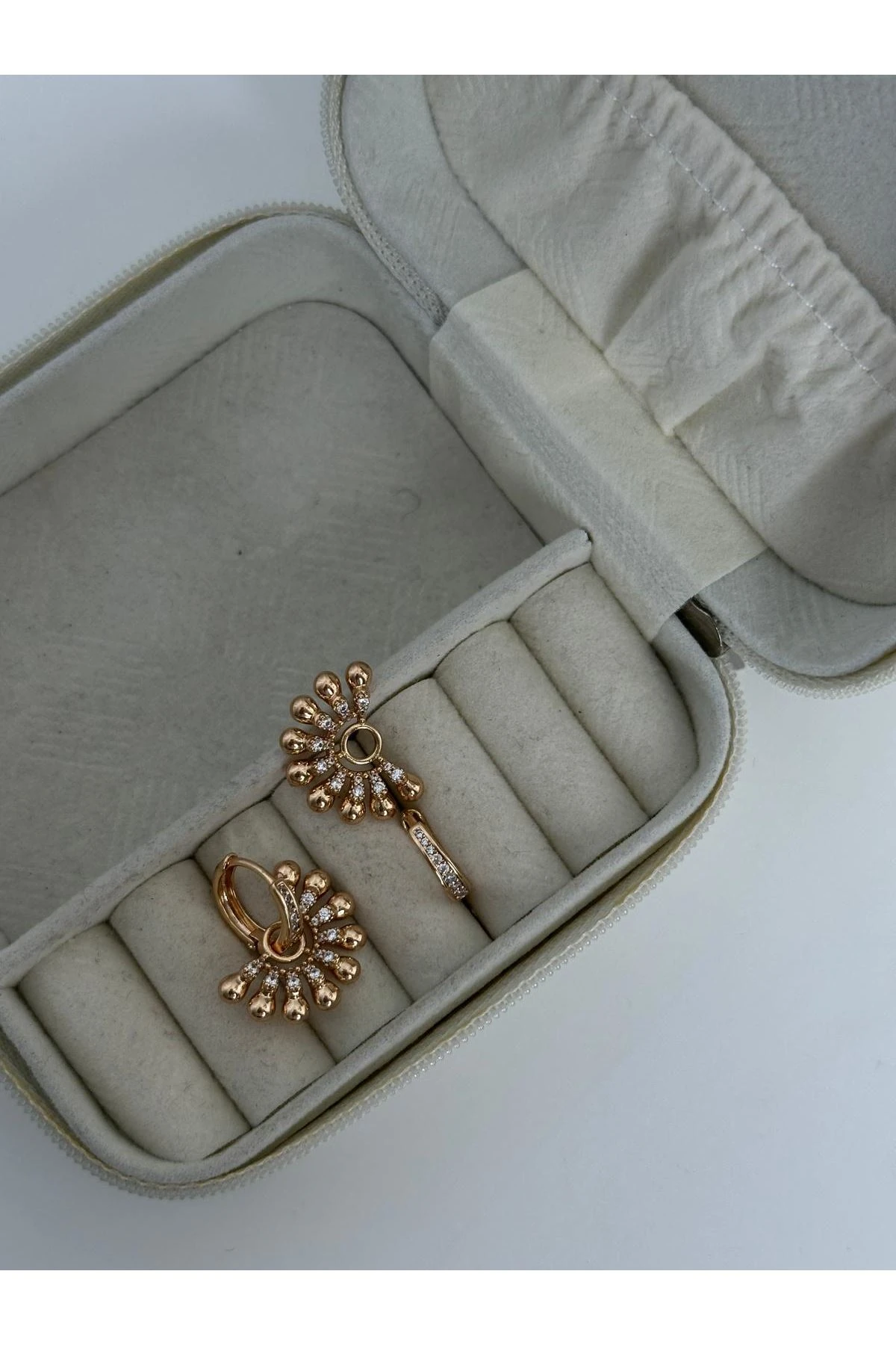 18K Rose Gold Renkli Halka Yarım Montür Çiçek Taşlı Damlalı Küpe