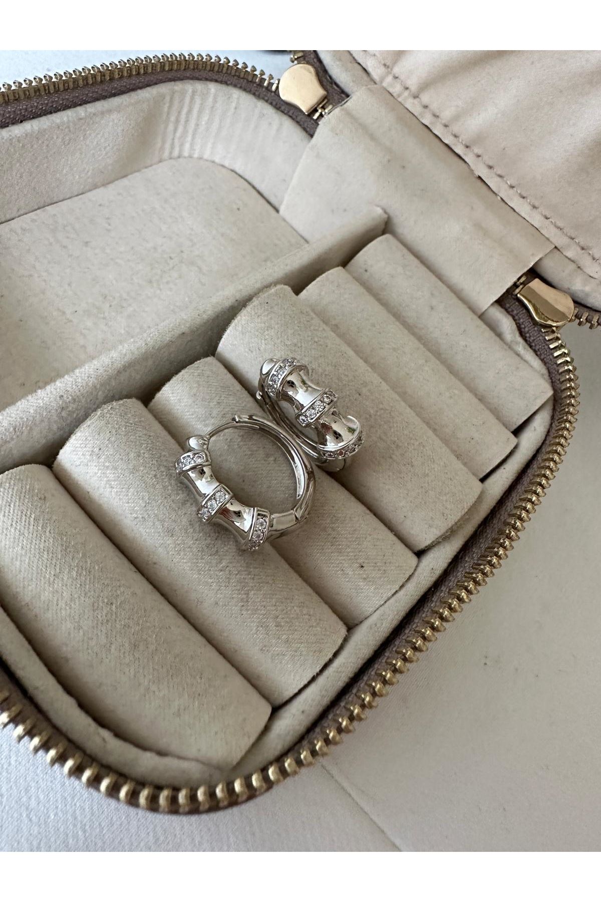 Gümüş Renkli Halka Bomb Kristal Taşlı Küpe