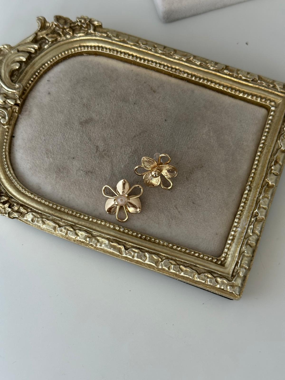 14K Gold Renkli Kabartma Çiçek Küpe