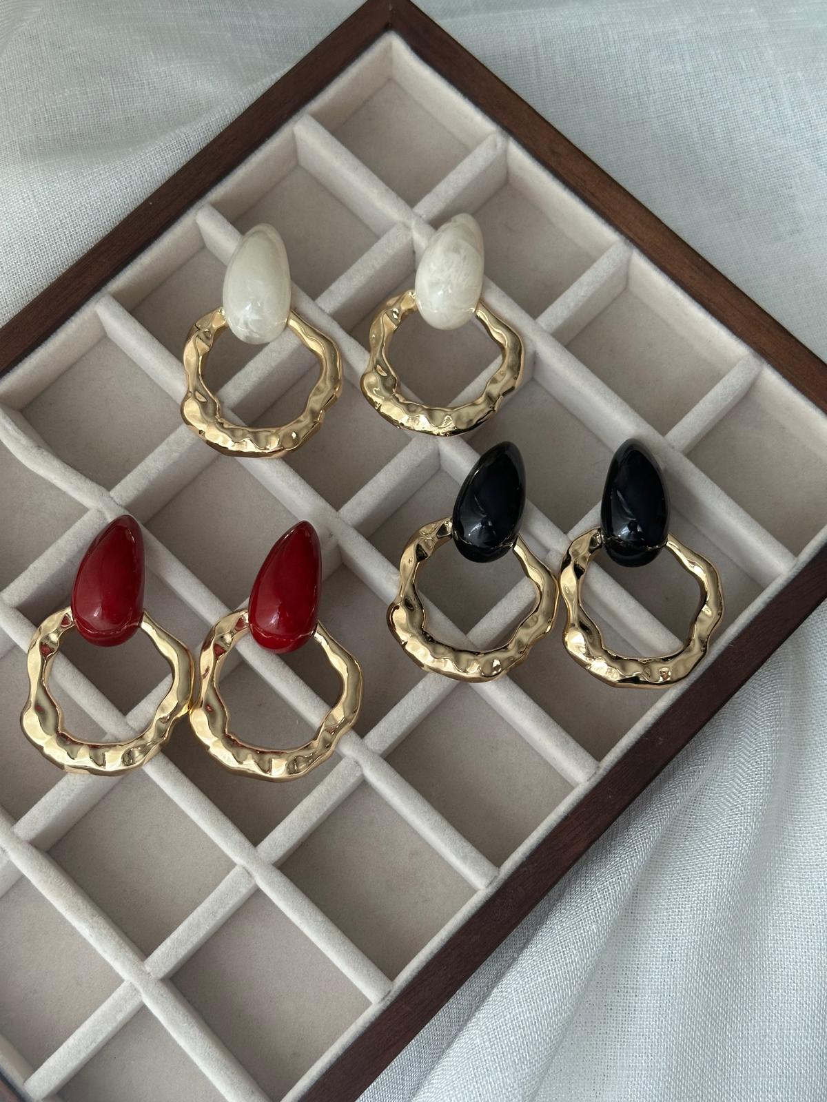 14K Gold Renkli Fil Dişi Asimetrik Detaylı Küpe