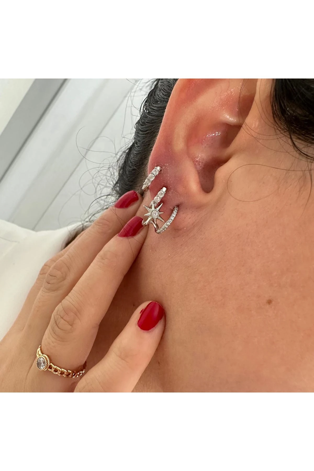 Gümüş Renkli İki Kulak Deliği Görünümlü Kutup Yıldızlı Halka Taşlı Küpe