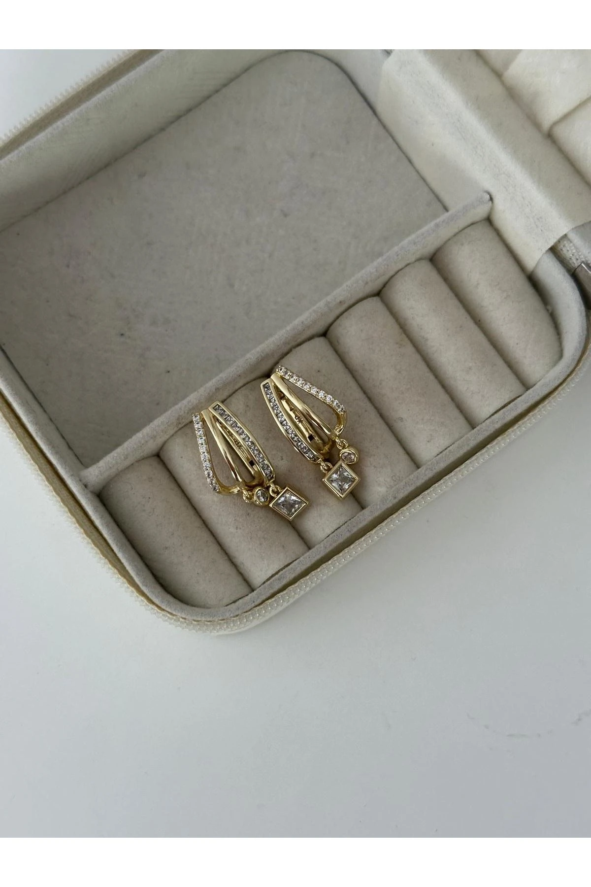 14K Gold Renkli Çoklu Görünüm  Oval Zikzak Geometrik Sarkık Taşlı Küpe