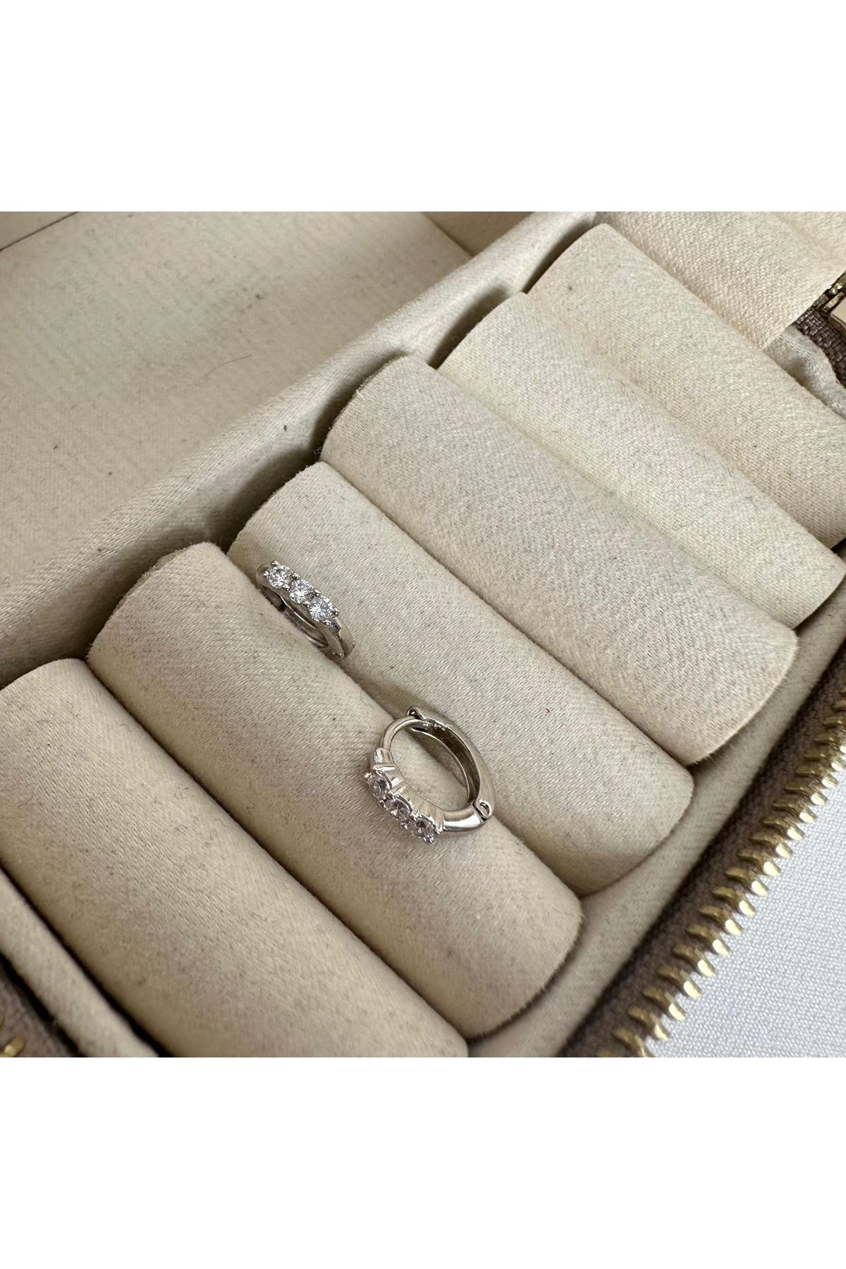 Gümüş Renkli Minimal Üç Sıra Taşlı Küpe