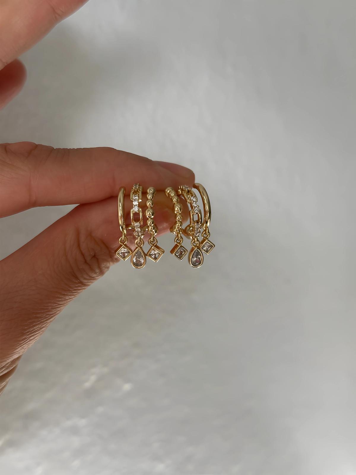 14K Gold Renkli Çoklu Görünüm Üçlü Geometrik Taşlı Küpe