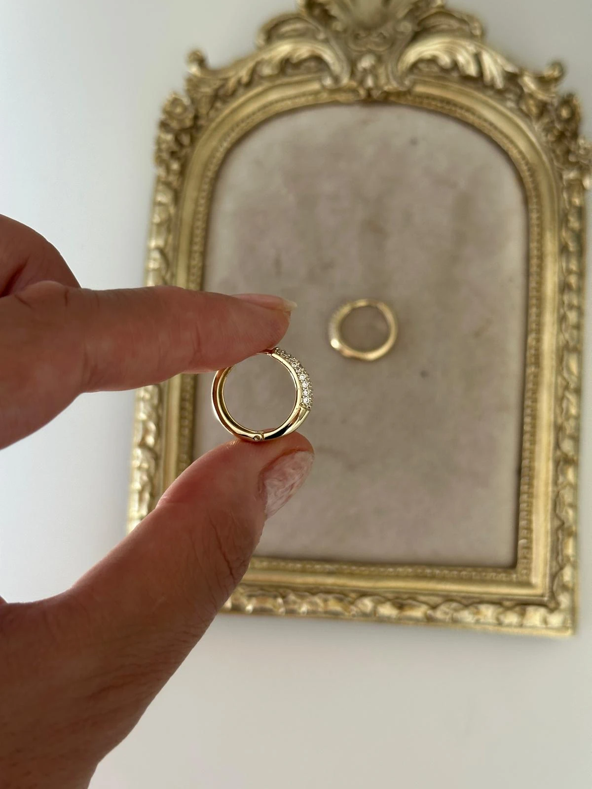 14K Halka Yarım Tur Montür Taşlı Küpe