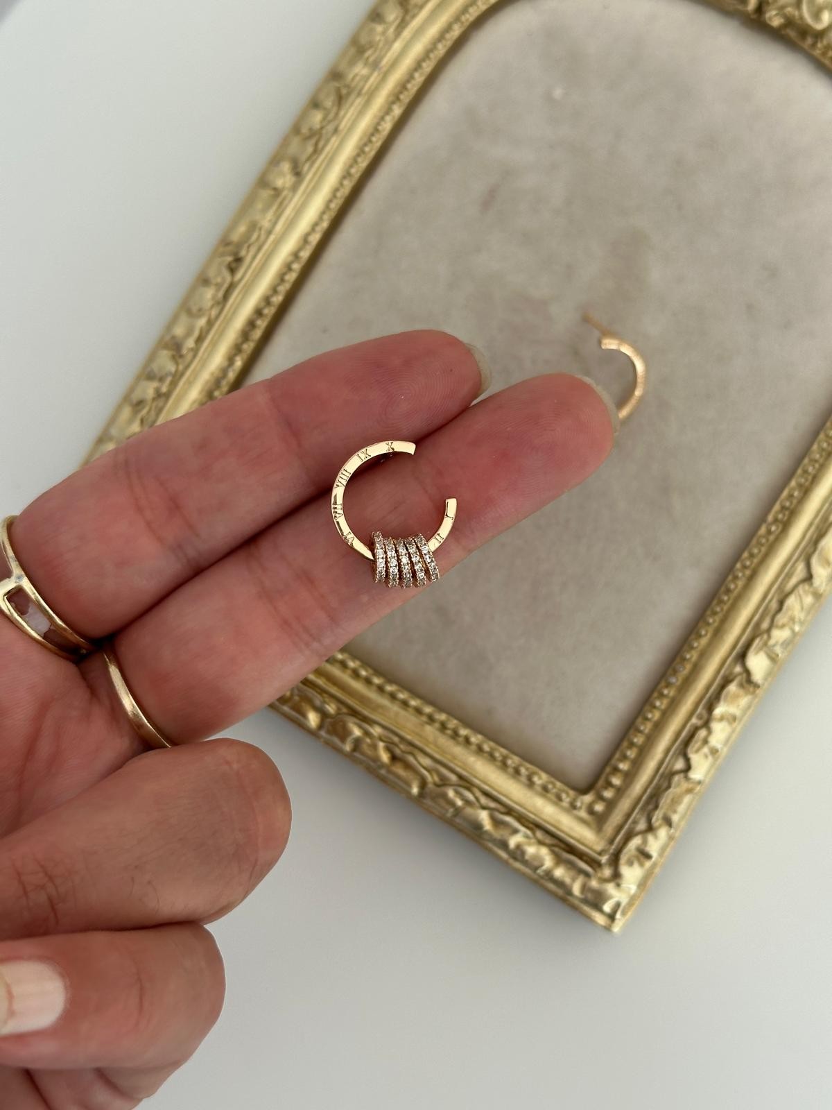 18K Gold Rose Roma Desenli Halka Oynar Taşlı Küpe