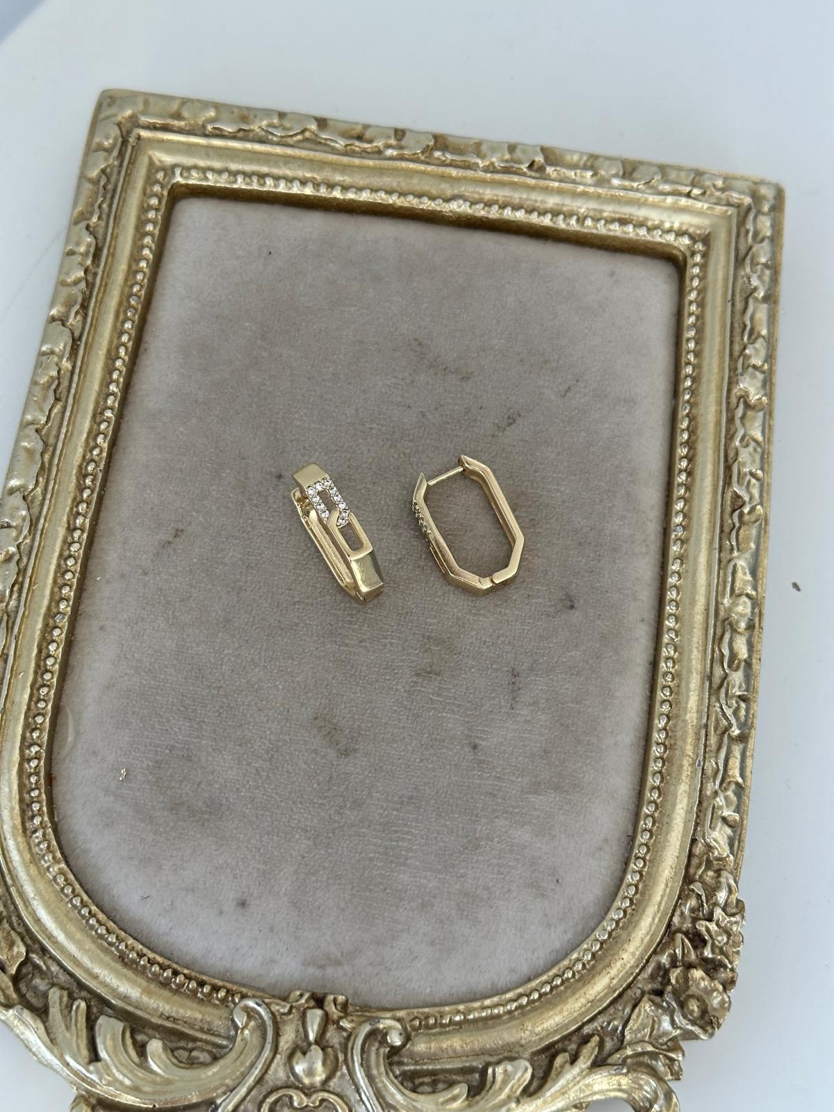 14K Gold Renkli Lale Form Beşgen Kesik Formlu Önü İşçilikli Küpe