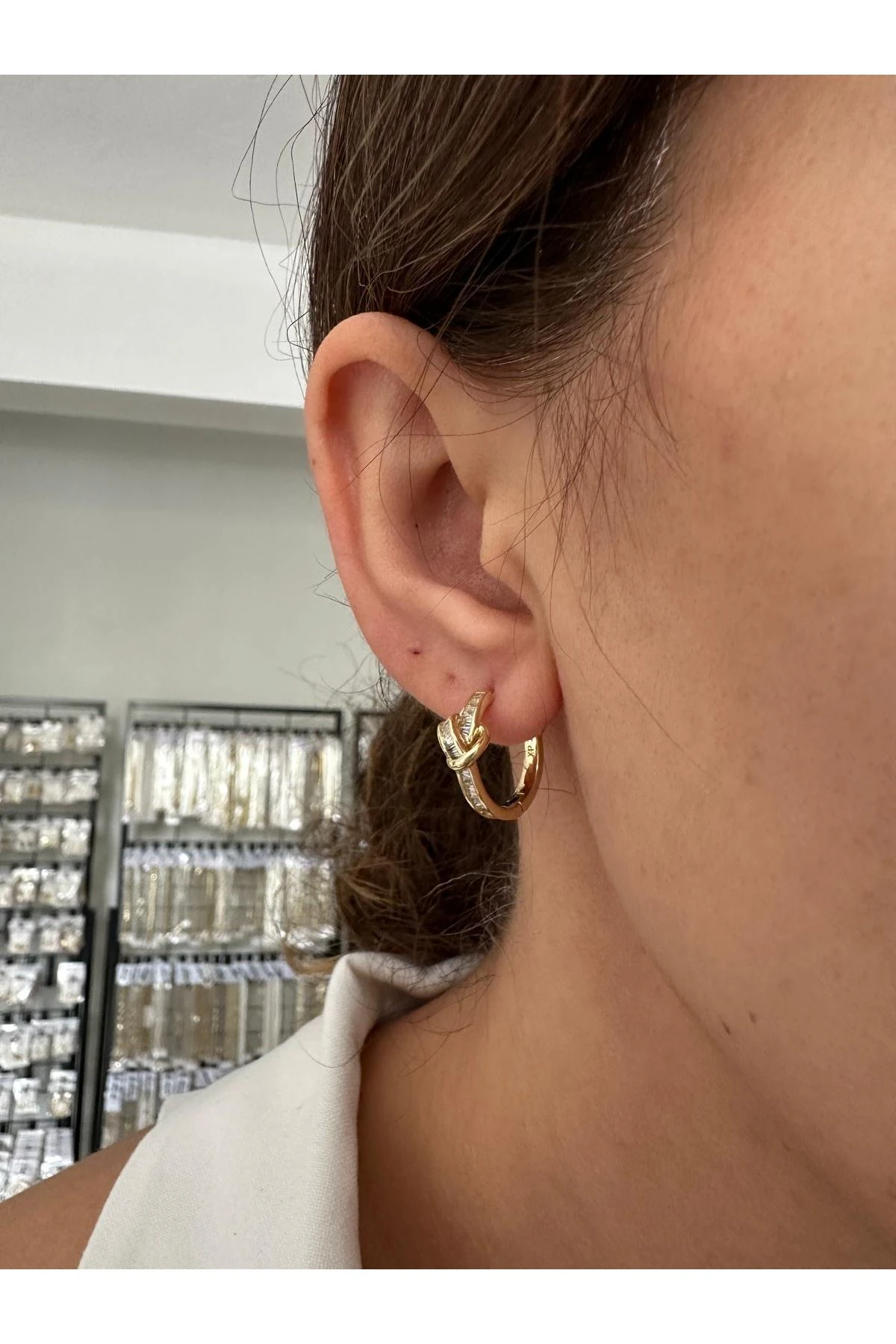 14K Gold Renkli Kristal Taşlı Önü Düğüm Model Halka Küpe