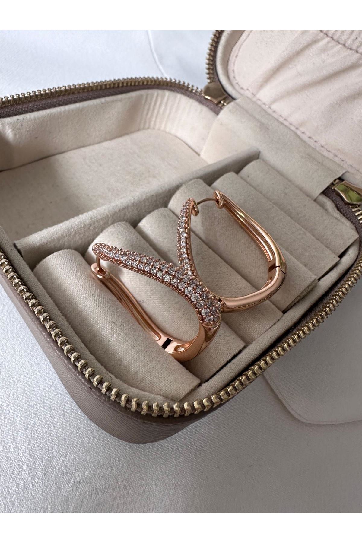 18K Rose Gold Renkli Zikzak Kesim Önü Full Gömme Taşlı Küpe