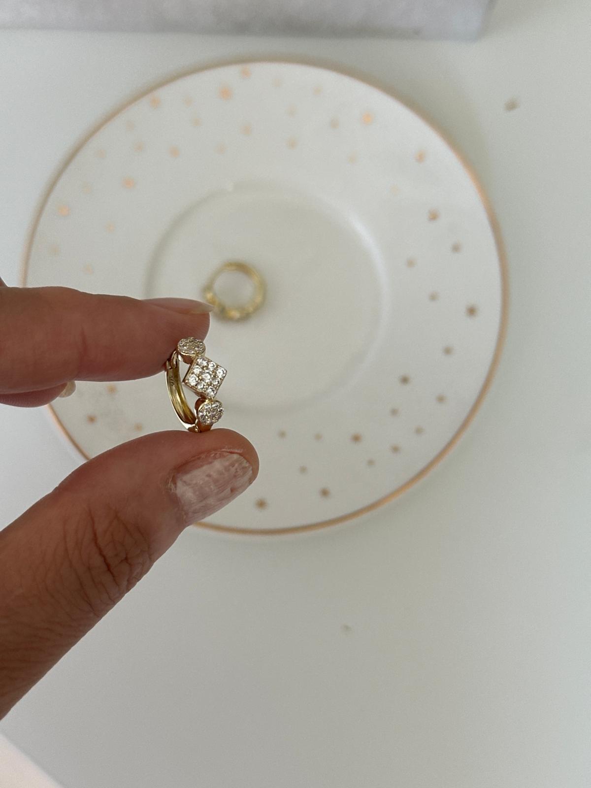 14K Gold Renkli Önü Üçgen Yuvarlak Montür Taşlı Küpe