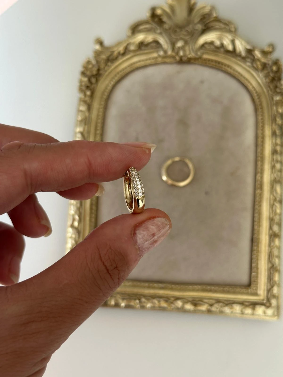 14K Halka Yarım Tur Montür Taşlı Küpe