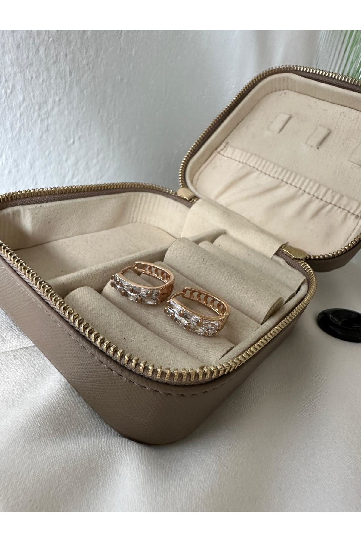 18K Rose Gold Renkli Oval Form Baget Taşlı Küpe