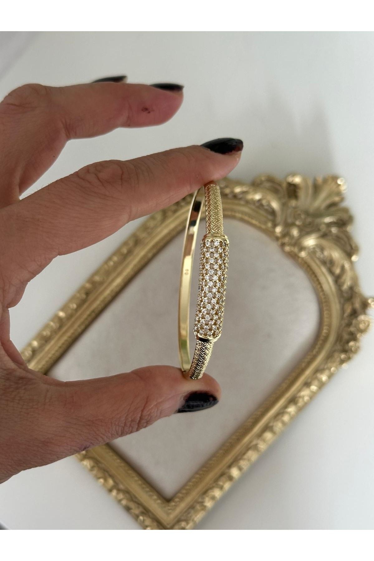 14K Gold Renkli Önü Taşlı Bombeli Kelepçe