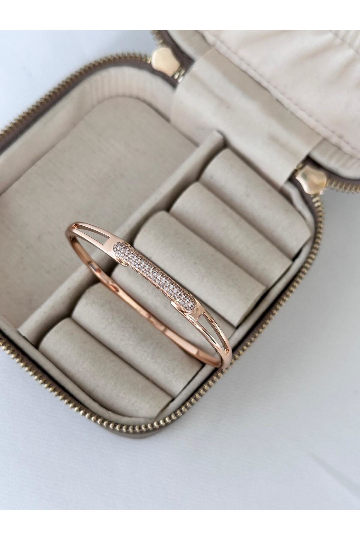 18K Rose Gold Renkli Bombeli Sıra Taşlı Oval Kelepçe