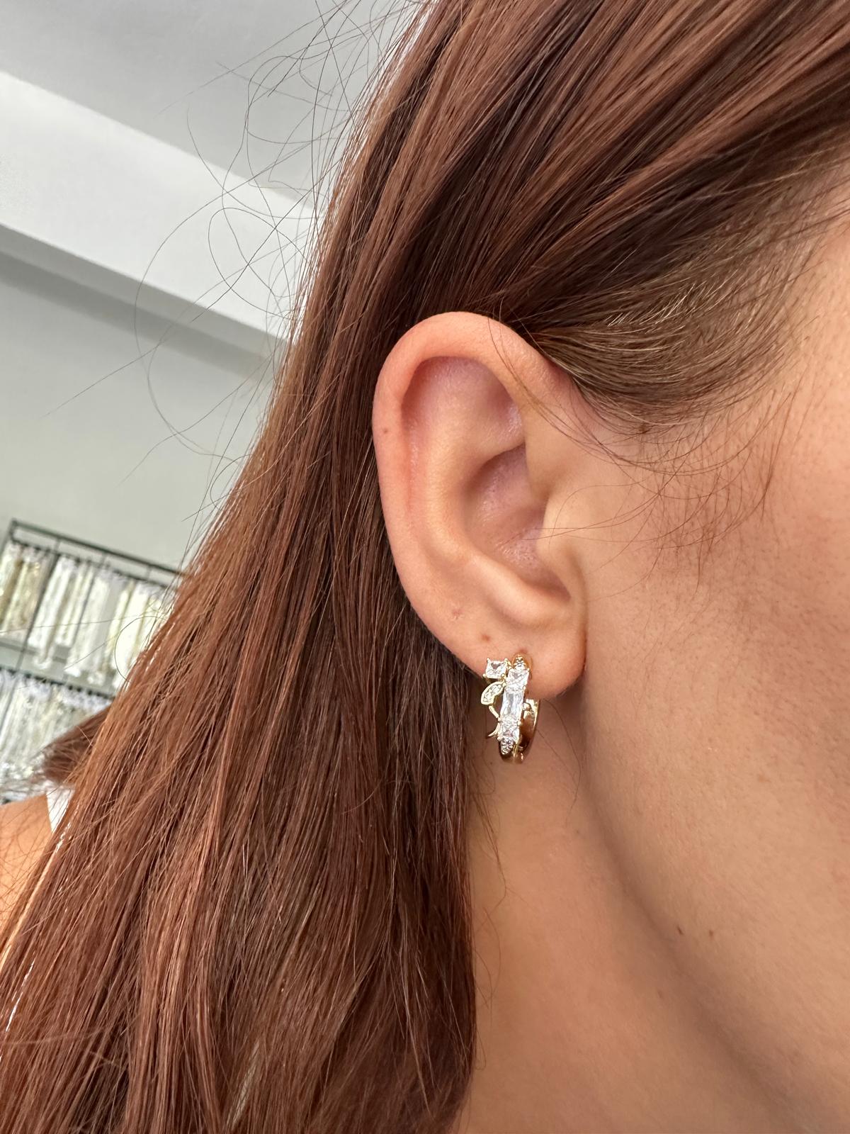 14K Gold Renkli Geometrik Taş Detay Sarmal Halka Küpe