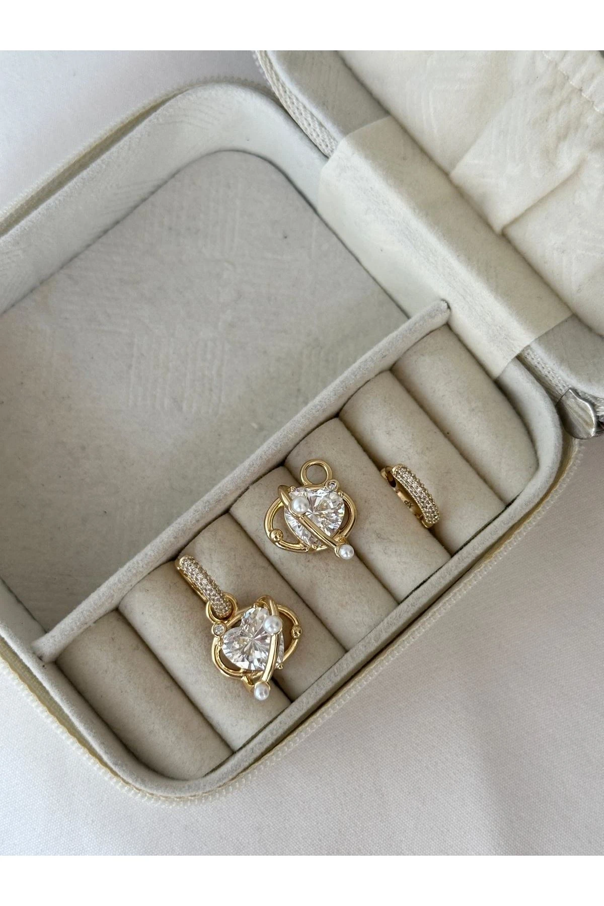 14K Gold Renkli  İki Kullanımlı Kristal Şerit İnci Detaylı Küpe